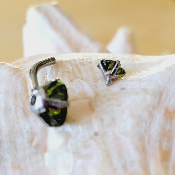 14G Surgical Steel belly ring with Green heart CZ prong set piercing jewelry - Picture 8 of 8